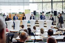 Abgeordnete im Plenarsaal bei Diskussionsrunde