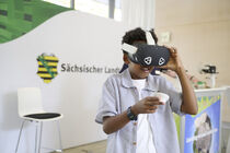 ein Kind trägt eine VR-Brille
