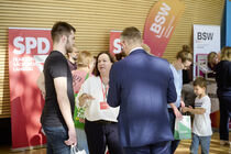 Simone Lang im Gespräch mit Besuchern vor dem Informationsstand der SPD