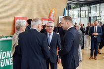 Thomas de Maizière im Gespräch mit dem Landtagspräsident Alexander Dierks in der Lobby