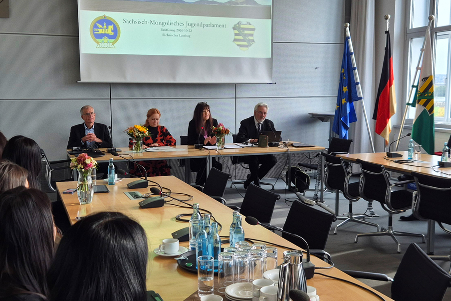Vizepräsidentin Ines Saborowski eröffnet das Sächsisch-Mongolische Jugendparlament in einem Besprechungsraum. Neben ihr sitzen Franziska Schubert und zwei Organisatoren des Jugendparlaments.