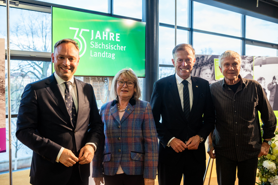 Landtagspräsident Alexander Dierks mit Angelika Freifrau von Fritsch, seinem Amtsvorgänger Dr. matthias Rößler und Fotograf Steffen Giersch