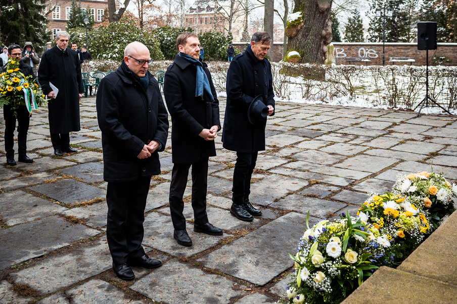 OB Schulze, MP Kretschmer und LP Rößler vor den Kränzen am Mahnmal