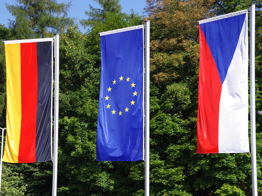 Deutschlandflagge, Europaflagge, Tschechische Flagge nebeneinander