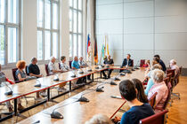 Landtagspräsident Dr. Matthias Rößler beim Gespräch mit den Gästen im Präsidiumszimmer