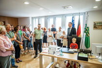 Landtagspräsident Dr. Matthias Rößler mit Besuchern in seinem Büro. Auf seinem Bürostuhl sitzt ein kleiner Junge.