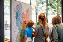 Besucher markieren ihre Herkunftsstädte auf einer sächsischen Landkarte.