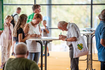 Besucher beim Ausfüllen des Quiz.