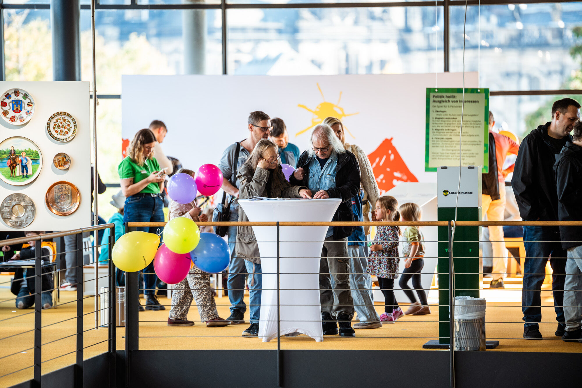 Besucherinnen und Besucher beim Tag der offenen Tür im Sächsischen Landtag 