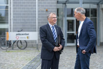 Ronald Pohle im Gespräch mit einem Leipziger Bundestagsabgeordneten vor dem Jobcenter Leipzig.