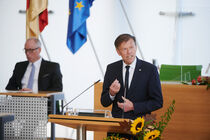 Landtagspräsident Dr. Matthias Rößler begrüßt die Gäste im Plenarsaal zum Tag der Deutschen Einheit 