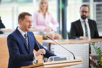 Blick auf Michael Kretschmer (Ministerpräsident) am Rednerpult während seiner Ansprache zum Tag der Deutschen Einheit
