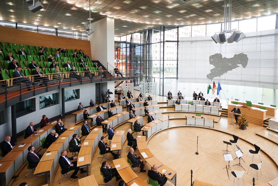 Blick auf den Plenarsaal mit Gästen des Festaktes auf der Besuchertribüne und Abgeordneten des Parlaments im Plenarsaal