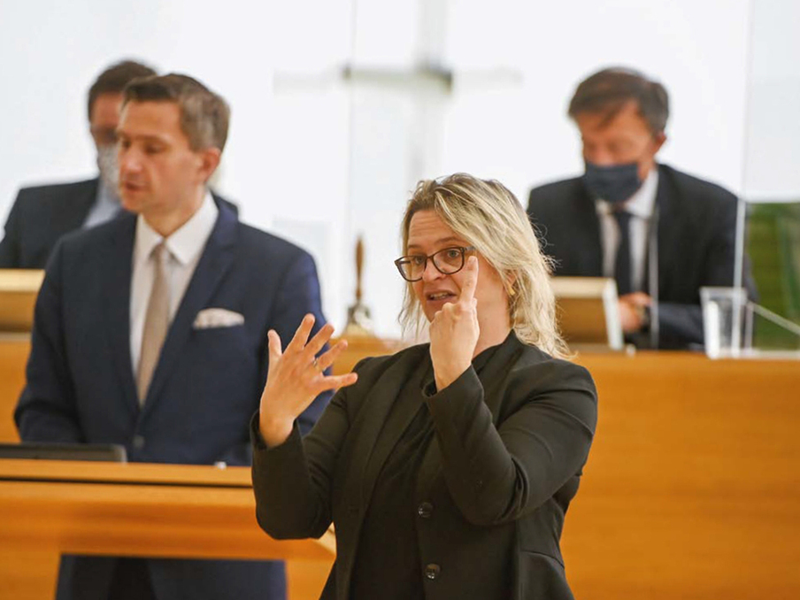 Gebärdensprachdolmetscherin während der 9. Sitzung des Sächsischen Landtags