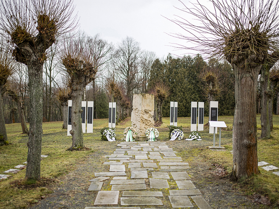 Außengelände der Gedenkstätte Großschweidnitz mit niedergelegten Kränzen