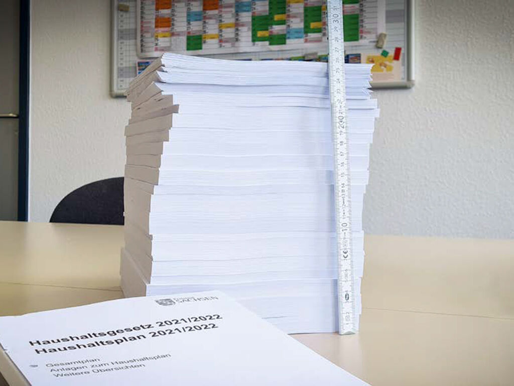 Knapp 26 Zentimeter Höhe misst der Papierstapel des Haushaltsentwurfs 2021/2022.