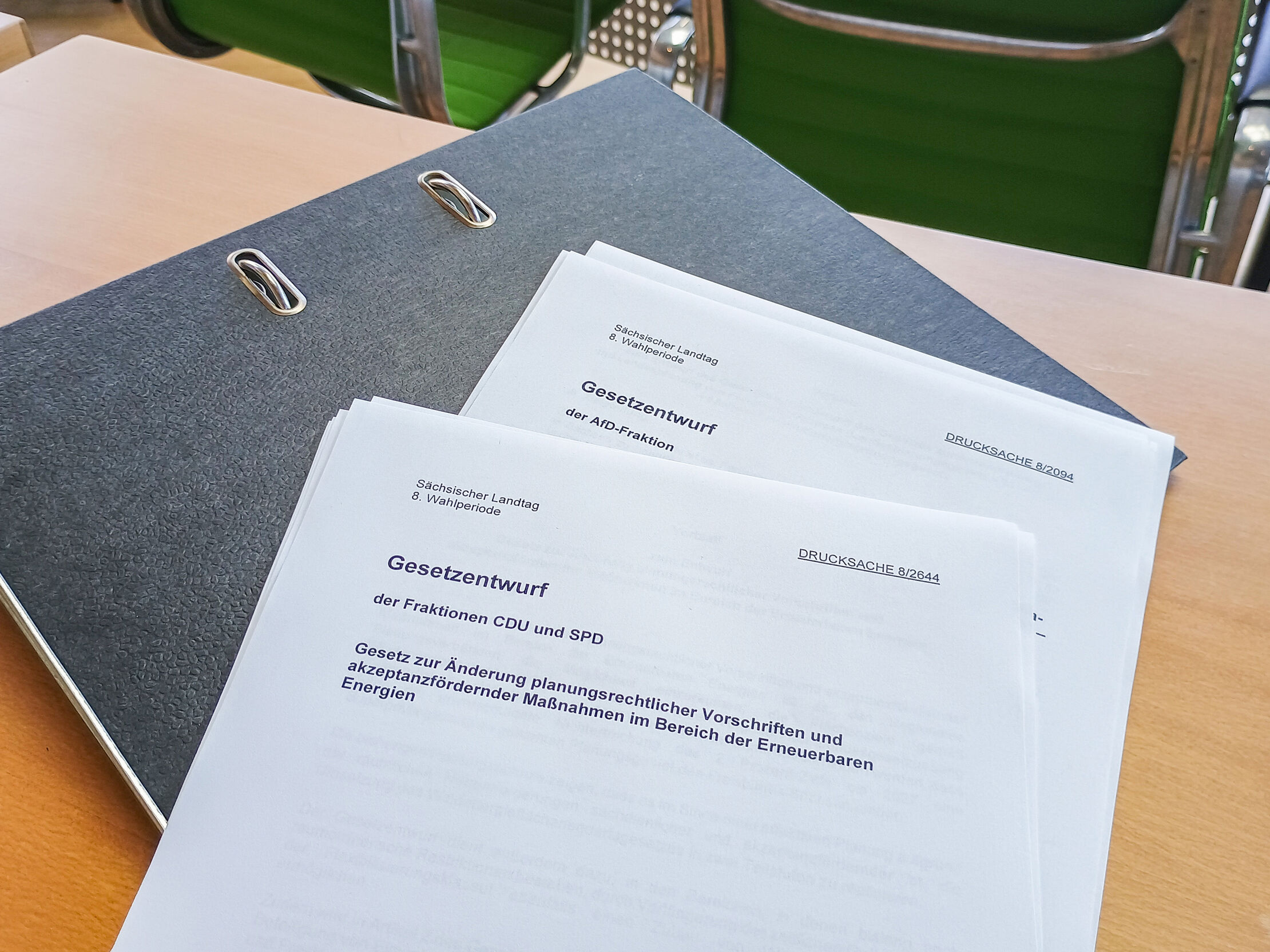 Ein ausgedruckter Gesetzentwurf liegt auf einem Tisch im Plenasaal.
