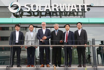 Cho Seong Hwan, An Kwang Ruyl, Stefan Altkrüger, im Si Yong, Yoon Jong Young und Moon Seung Ho vor dem Gebäude von Solarwatt.