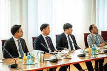 Die Delegation aus Südkorea sitzt im Präsidentenzimmer.