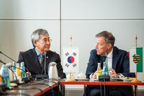 Kim Si Yong und Landtagspräsident Dr. Matthias Rößler im Gespräch.