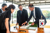 Kim Su Jeong, Kim Si Yong und Landtagspräsident Dr. Matthias Rößler  beim Betrachten des Gästebuchs.