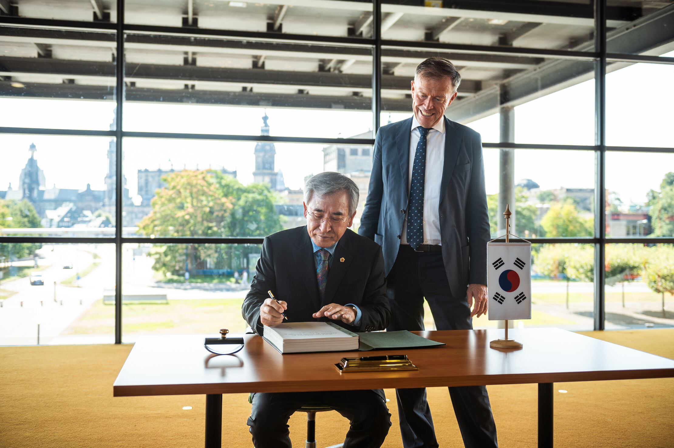 Kim Si Yong (Delegation Südkorea) beim Eintrag ins Gästebuch und Landtagspräsident Dr. Matthias Rößler 