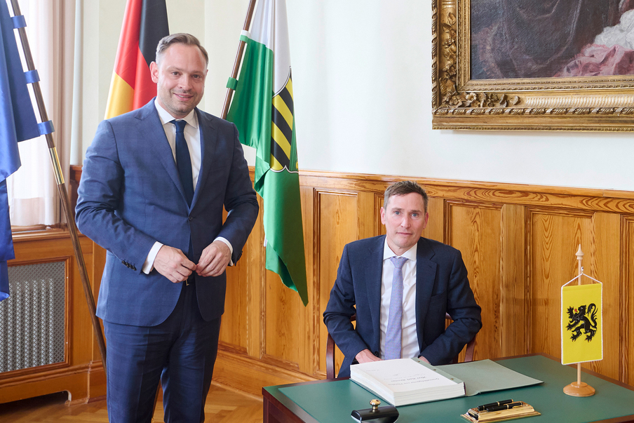 Landtagspräsident Alexander Dierks im Gespräch mit dem Generaldelegierten von Flandern, Bart Brosius, im Ständehaus.
