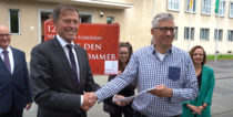 Der Landtagspräsident Herr Dr. Rößler nimmt eine Petition entgegen.