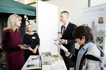 Vizepräsidentin Andrea Dombois erfährt von jungen Menschen mehr über die Ausstellung 