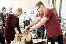 Frau Andrea Dombois mahlt an einem Stand des Projektmarktes ihren eigenen Kaffee