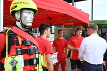 Landtagspräsident Alexander Dierks im Gespräch mit dem DLRG.