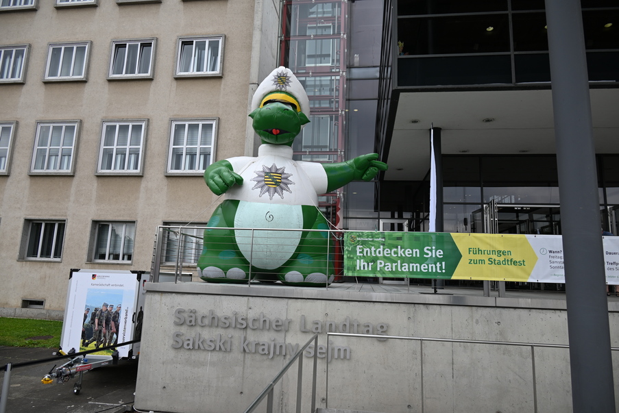 Vor dem Eingang des Neubau des Sächhsischen Landtags steht ein großer aufgeblasener Poldi der Polizei Sachsen.