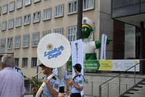 Polizisten der Polizei Saschen spielen Instrumente vor dem Landtagsgebäude.