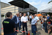 Landtagspräsident Alexander Dierks und Innenminister Armin Schuster im Gespräch mit dem THW.