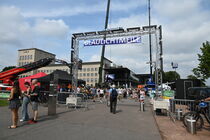 Auf dem Vorplatz des Sächsischen Landtags befindet sich die Blaulichtmeile des Dresdener Stadtfestes.