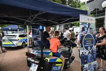 Ein Junge sitzt auf einem Motorrad der Polizei.