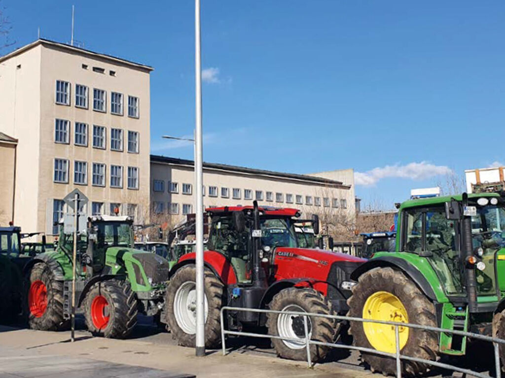 Traktoren vor dem Sächsischen Landtag