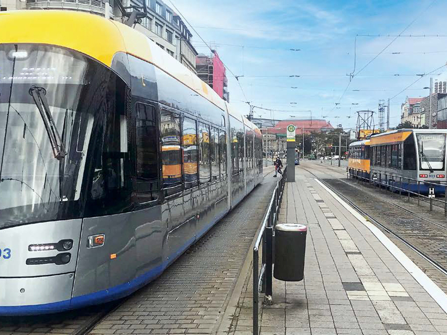 Tram an der Haltestelle