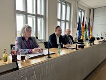 Landtagspräsident Alexander Dierks mit zwei Mitgliedern der VeMdL im Gespräch.