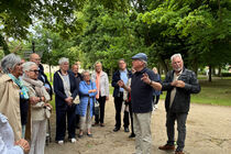 Eine Gruppe nimmt an einer Führung durch das Informationszentrum PAHLHUUS des UNESCO Biosphärenreservates Schaalsee.