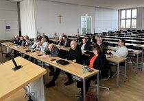 Mitglieder der VeMdL tagen in einem Sitzungssaal des Sächsischen Landtags.